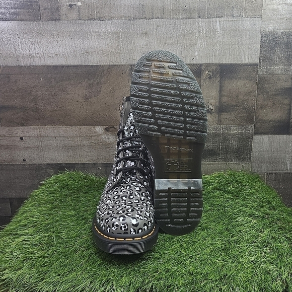 New Dr. Martens 1460 WOMEN'S LEOPARD SMOOTH LEATHER LACE UP BOOTS - Picture 10 of 12